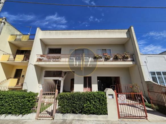 Casa indipendente in vendita con ampio giardino e garage